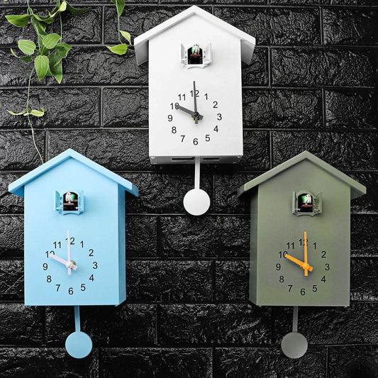 Kuckucksuhr mit Pendel in Hausform | Analoge Wanduhr mit Kuckucksmechanismus