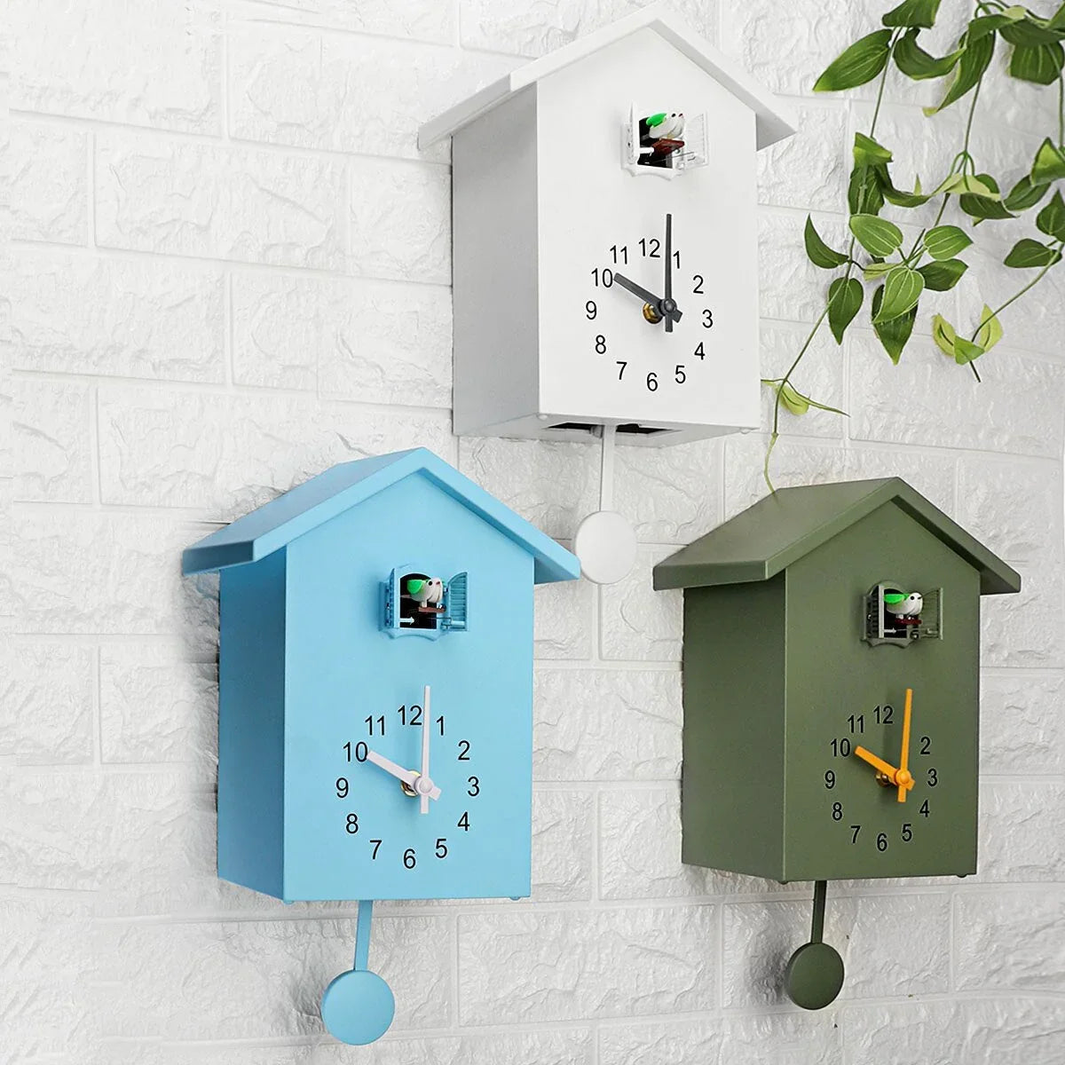 Kuckucksuhr mit Pendel in Hausform | Analoge Wanduhr mit Kuckucksmechanismus