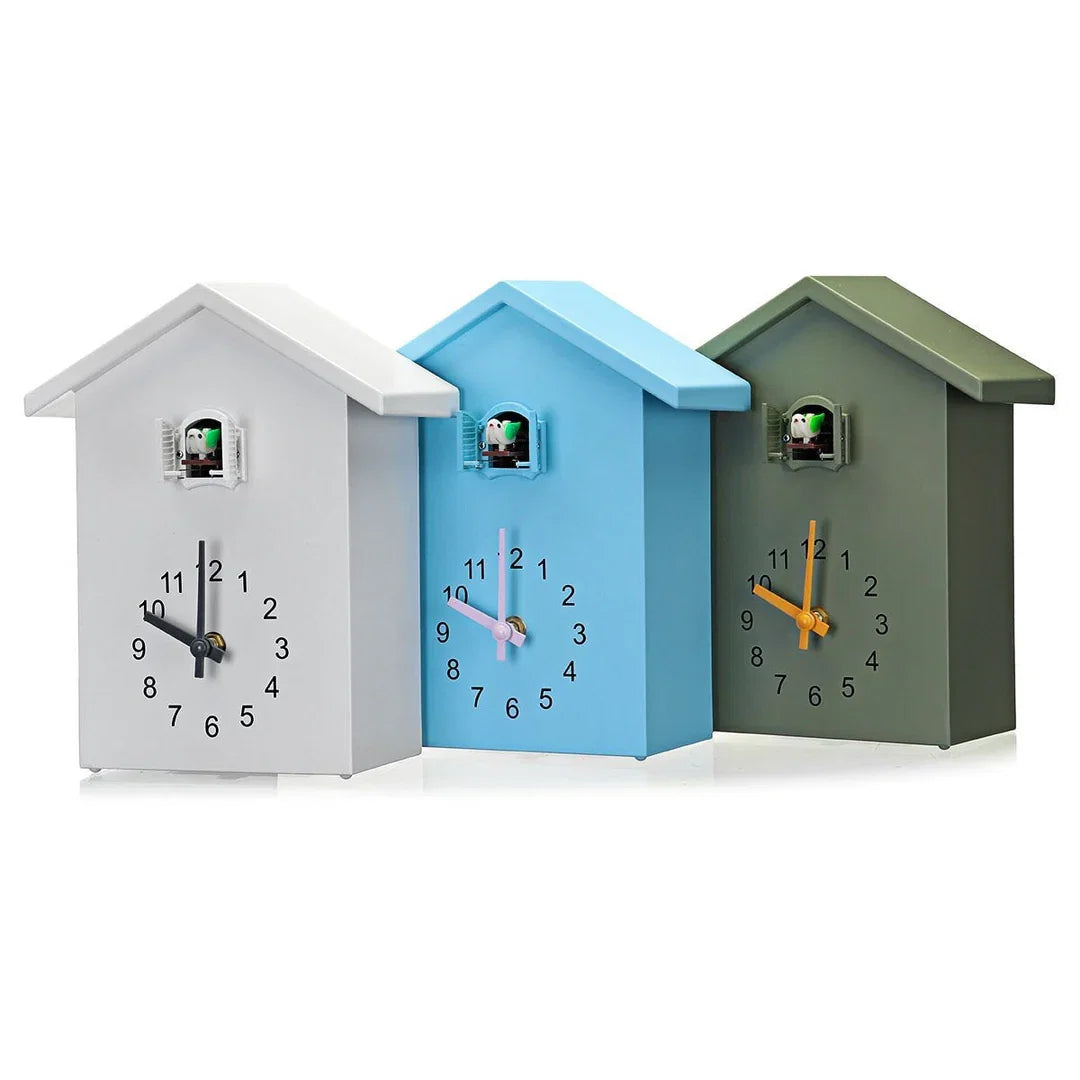Kuckucksuhr mit Pendel in Hausform | Analoge Wanduhr mit Kuckucksmechanismus