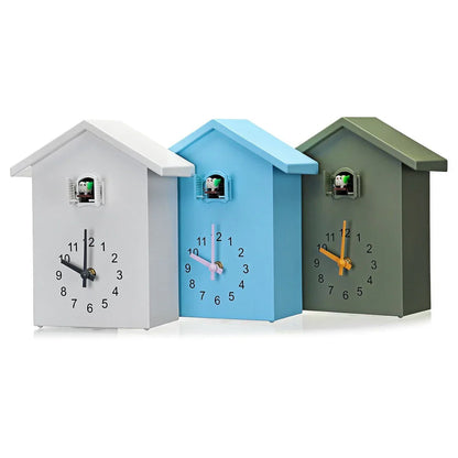Kuckucksuhr mit Pendel in Hausform | Analoge Wanduhr mit Kuckucksmechanismus
