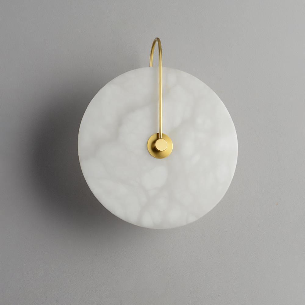 Wandlampe mit Alabasterscheibe und Metallarm | Runde Wandleuchte mit LED-Licht