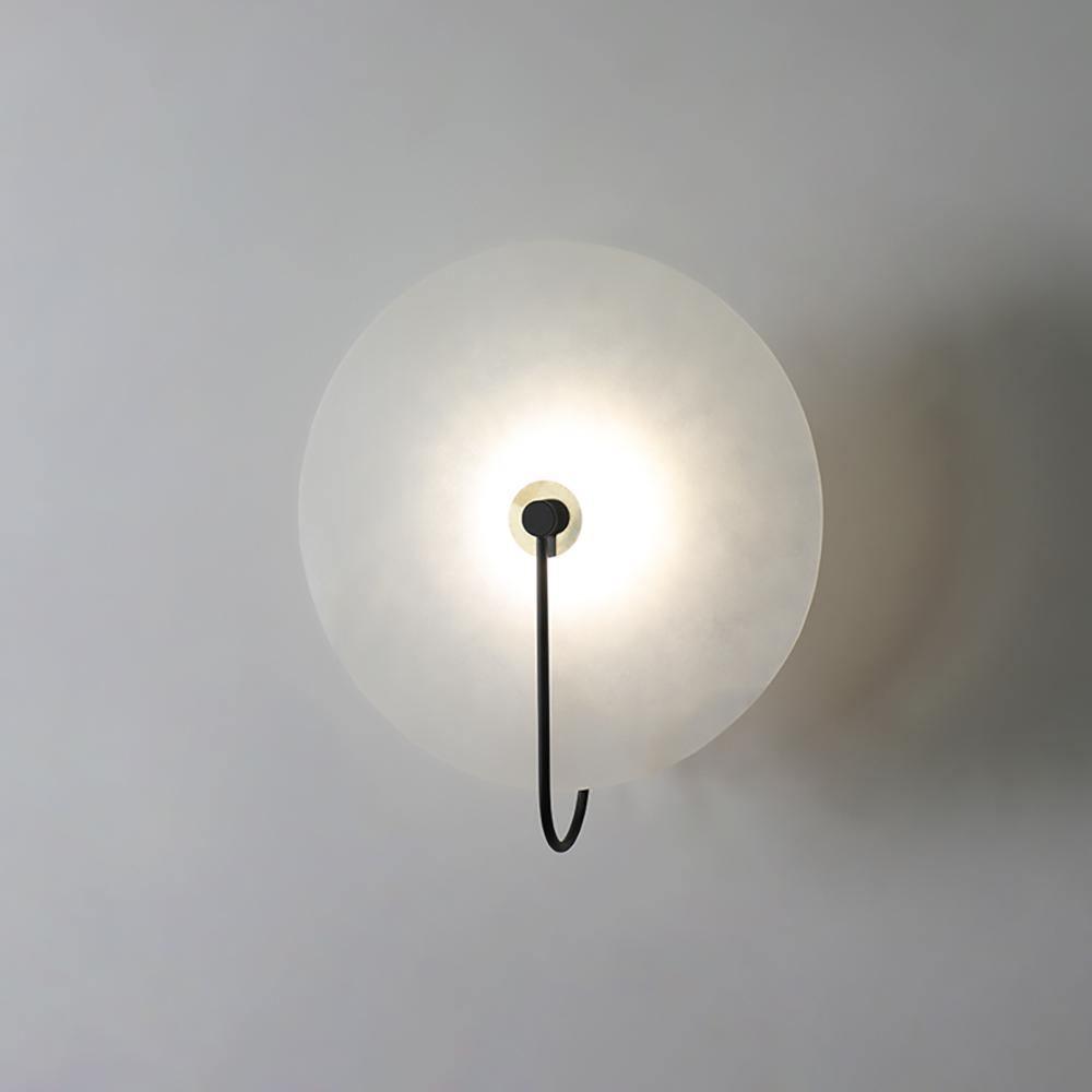 Wandlampe mit Alabasterscheibe und Metallarm | Runde Wandleuchte mit LED-Licht