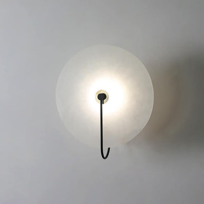 Wandlampe mit Alabasterscheibe und Metallarm | Runde Wandleuchte mit LED-Licht