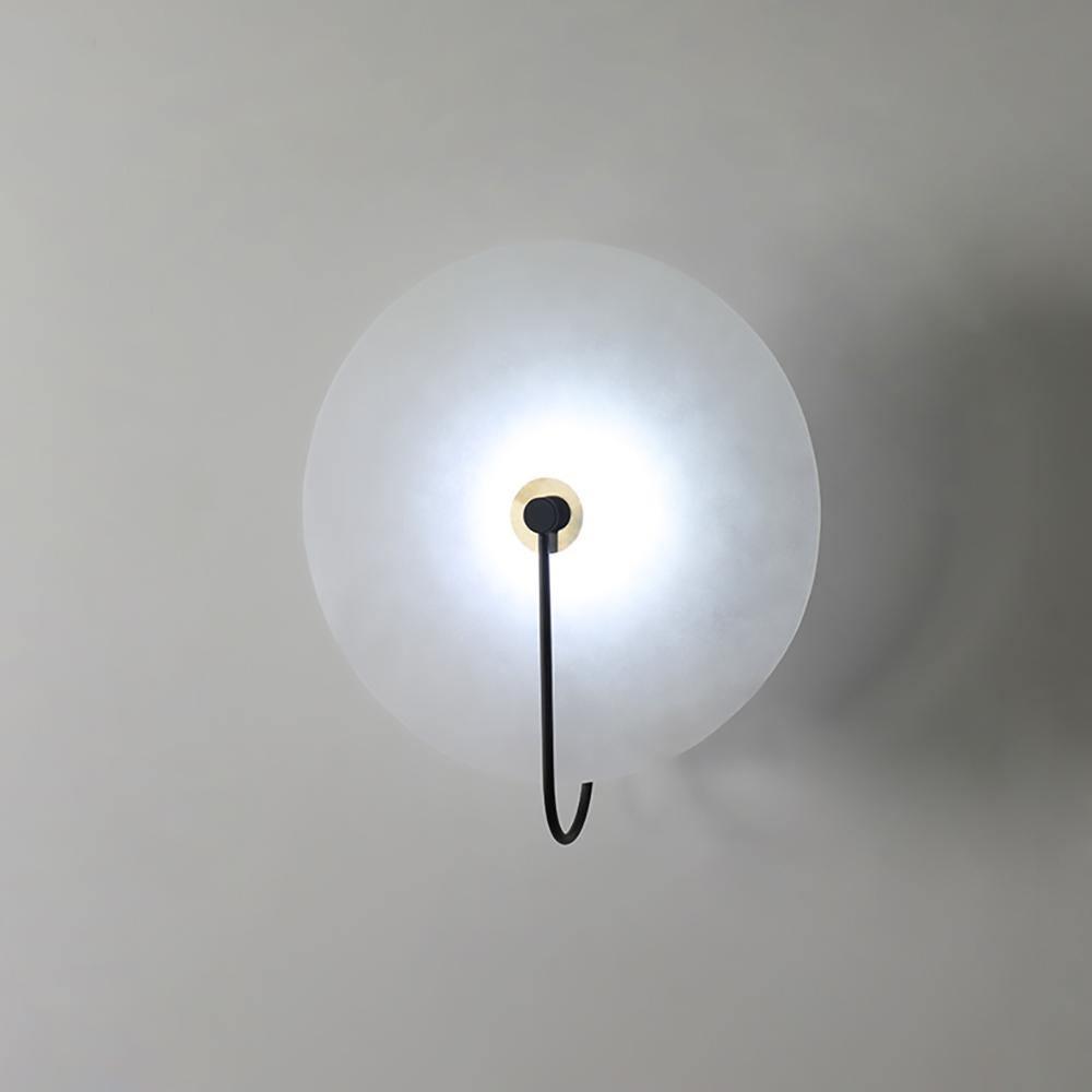 Wandlampe mit Alabasterscheibe und Metallarm | Runde Wandleuchte mit LED-Licht