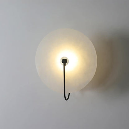 Wandlampe mit Alabasterscheibe und Metallarm | Runde Wandleuchte mit LED-Licht