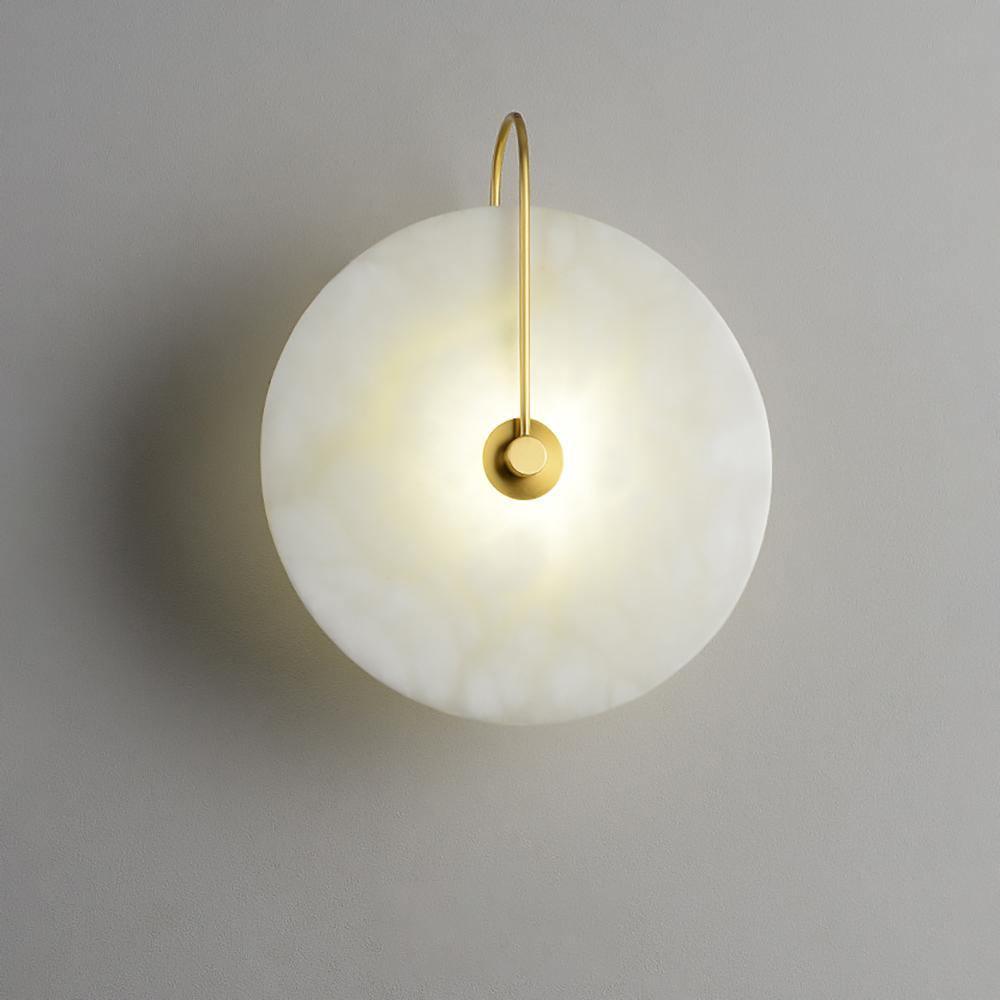 Wandlampe mit Alabasterscheibe und Metallarm | Runde Wandleuchte mit LED-Licht