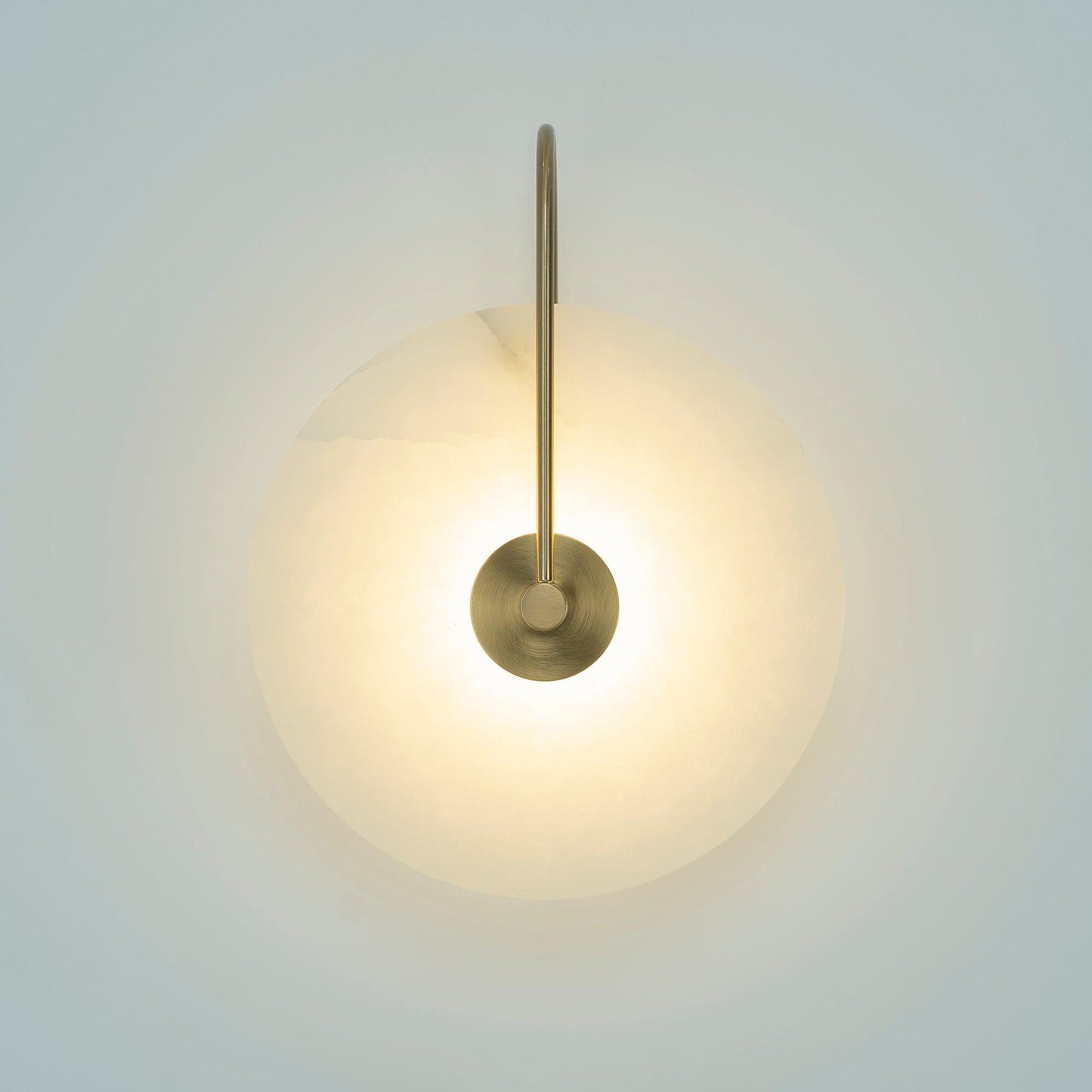 Wandlampe mit Alabasterscheibe und Metallarm | Runde Wandleuchte mit LED-Licht