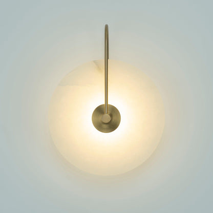 Wandlampe mit Alabasterscheibe und Metallarm | Runde Wandleuchte mit LED-Licht