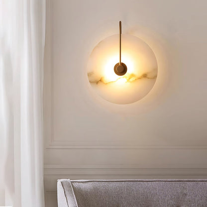 Wandlampe mit Alabasterscheibe und Metallarm | Runde Wandleuchte mit LED-Licht
