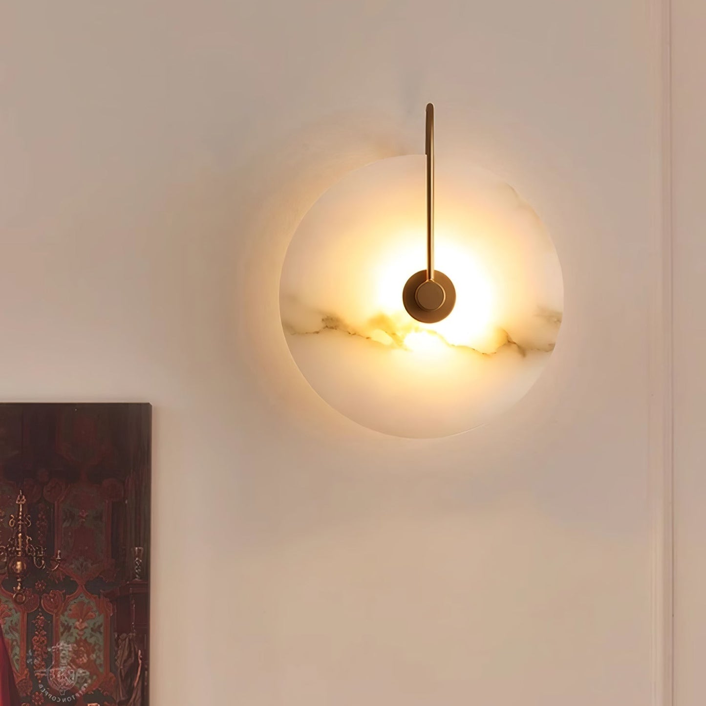 Wandlampe mit Alabasterscheibe und Metallarm | Runde Wandleuchte mit LED-Licht