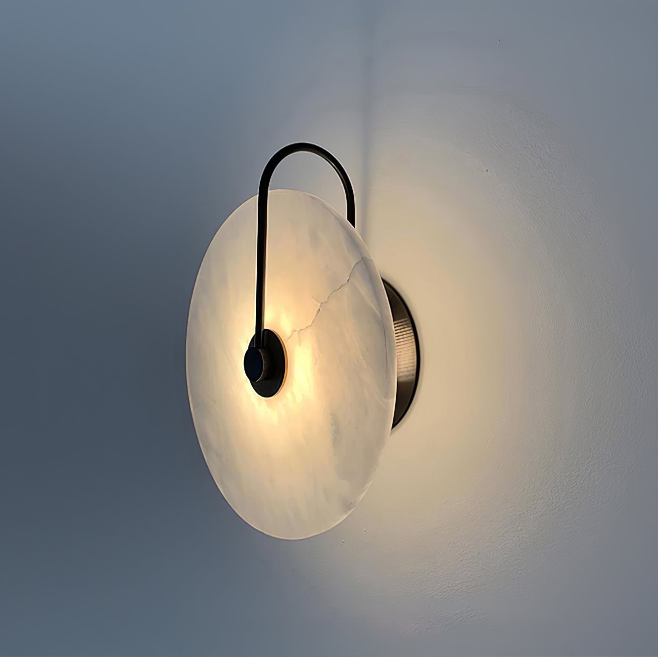 Wandlampe mit Alabasterscheibe und Metallarm | Runde Wandleuchte mit LED-Licht