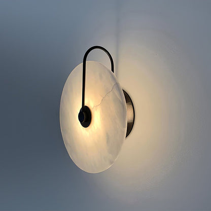 Wandlampe mit Alabasterscheibe und Metallarm | Runde Wandleuchte mit LED-Licht
