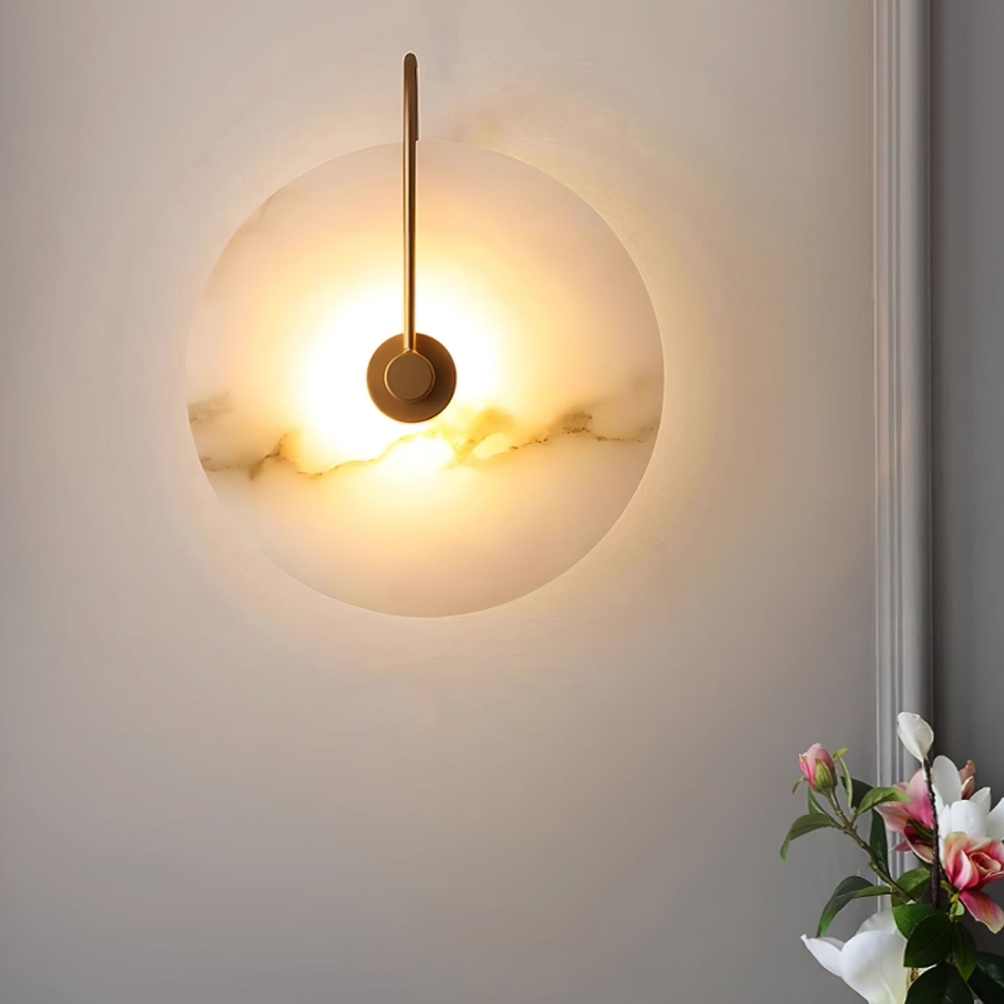 Wandlampe mit Alabasterscheibe und Metallarm | Runde Wandleuchte mit LED-Licht
