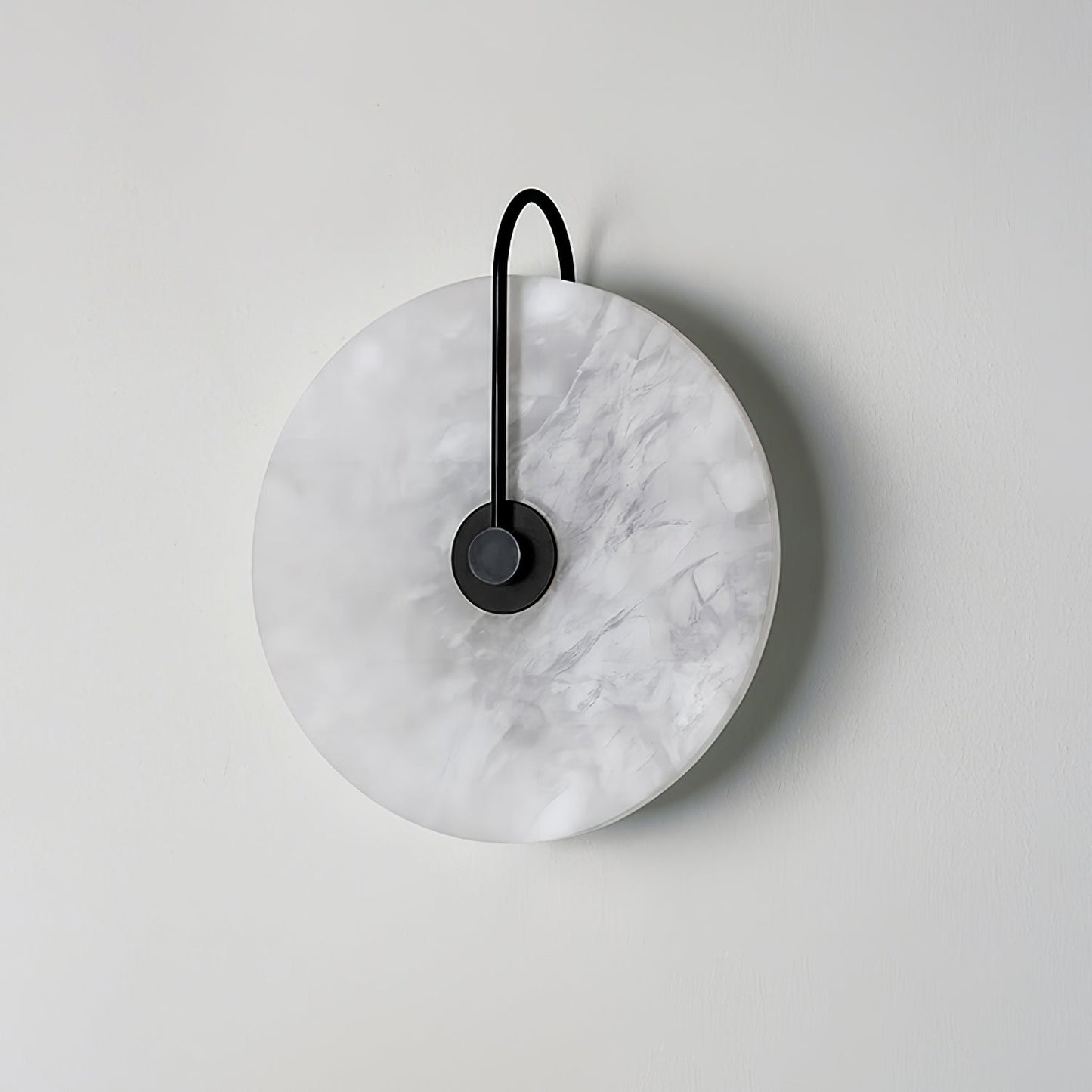 Wandlampe mit Alabasterscheibe und Metallarm | Runde Wandleuchte mit LED-Licht