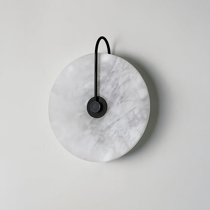Wandlampe mit Alabasterscheibe und Metallarm | Runde Wandleuchte mit LED-Licht