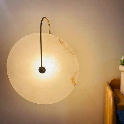 Wandlampe mit Alabasterscheibe und Metallarm | Runde Wandleuchte mit LED-Licht