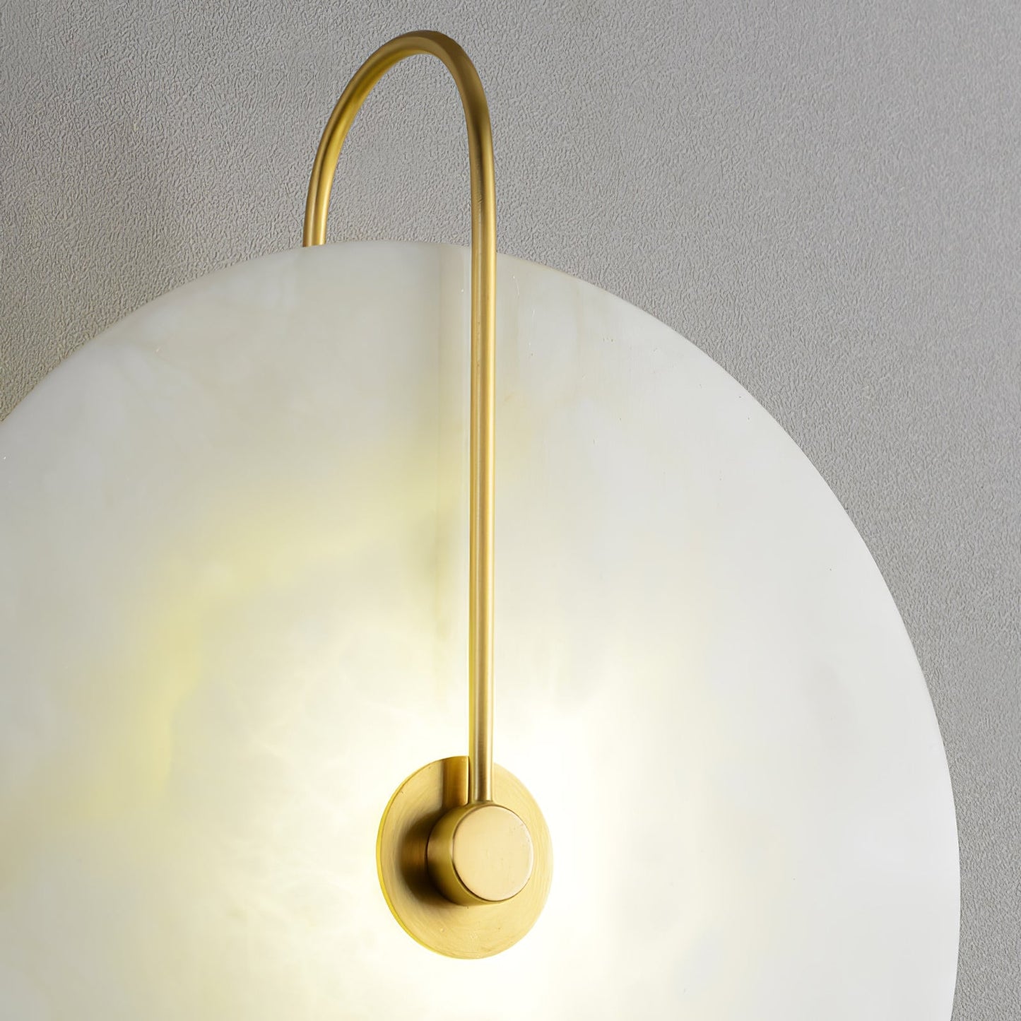 Wandlampe mit Alabasterscheibe und Metallarm | Runde Wandleuchte mit LED-Licht