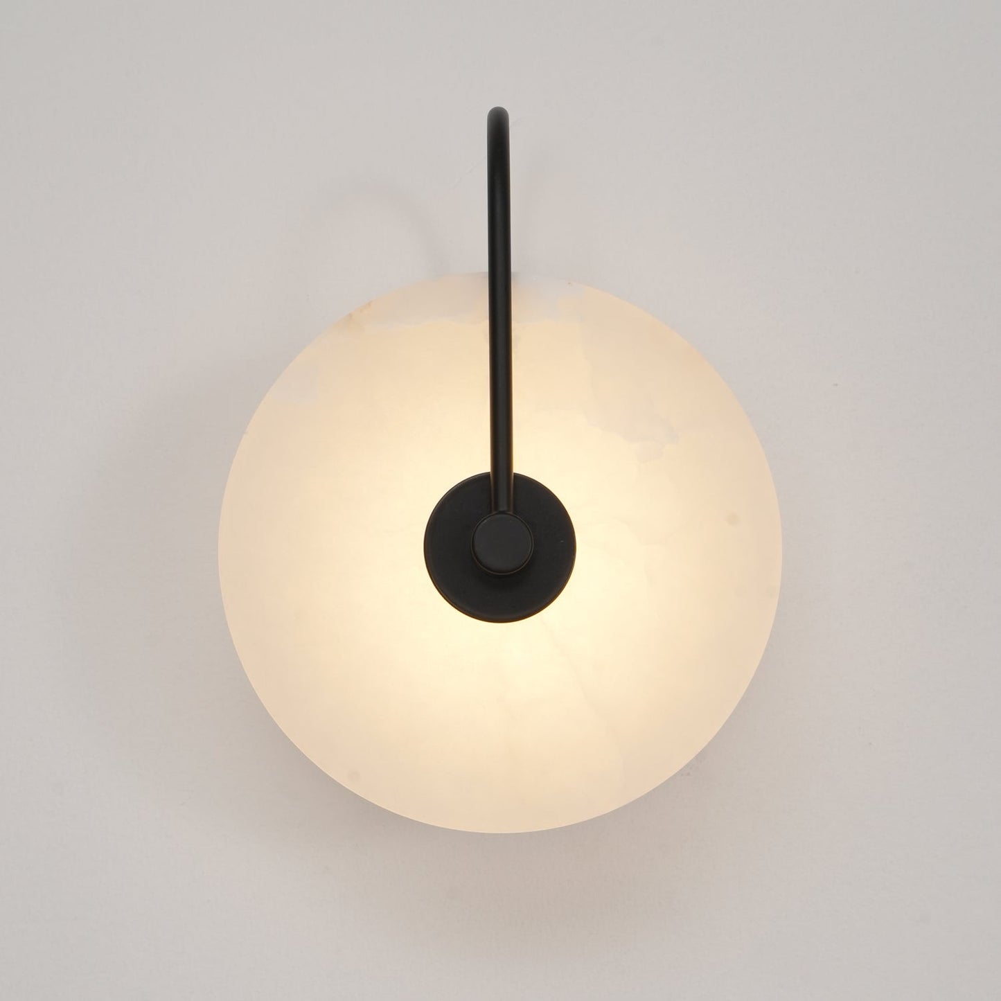 Wandlampe mit Alabasterscheibe und Metallarm | Runde Wandleuchte mit LED-Licht