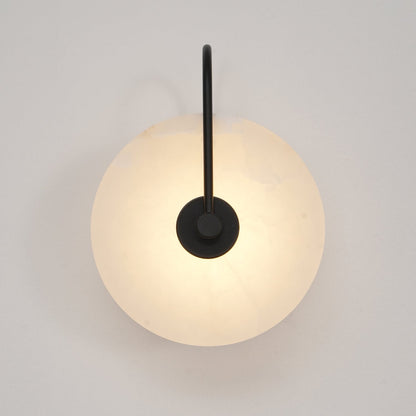 Wandlampe mit Alabasterscheibe und Metallarm | Runde Wandleuchte mit LED-Licht