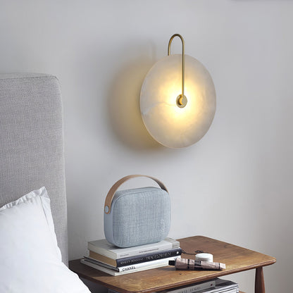 Wandlampe mit Alabasterscheibe und Metallarm | Runde Wandleuchte mit LED-Licht