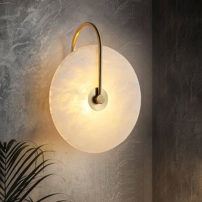 Wandlampe mit Alabasterscheibe und Metallarm | Runde Wandleuchte mit LED-Licht