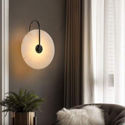 Wandlampe mit Alabasterscheibe und Metallarm | Runde Wandleuchte mit LED-Licht