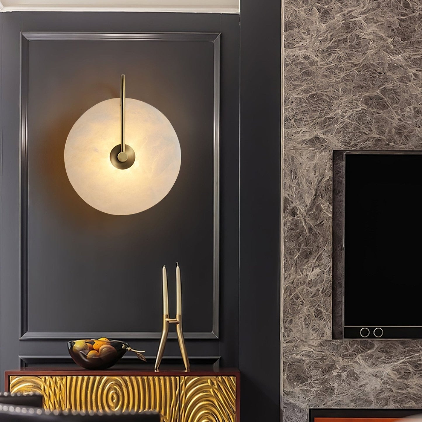 Wandlampe mit Alabasterscheibe und Metallarm | Runde Wandleuchte mit LED-Licht