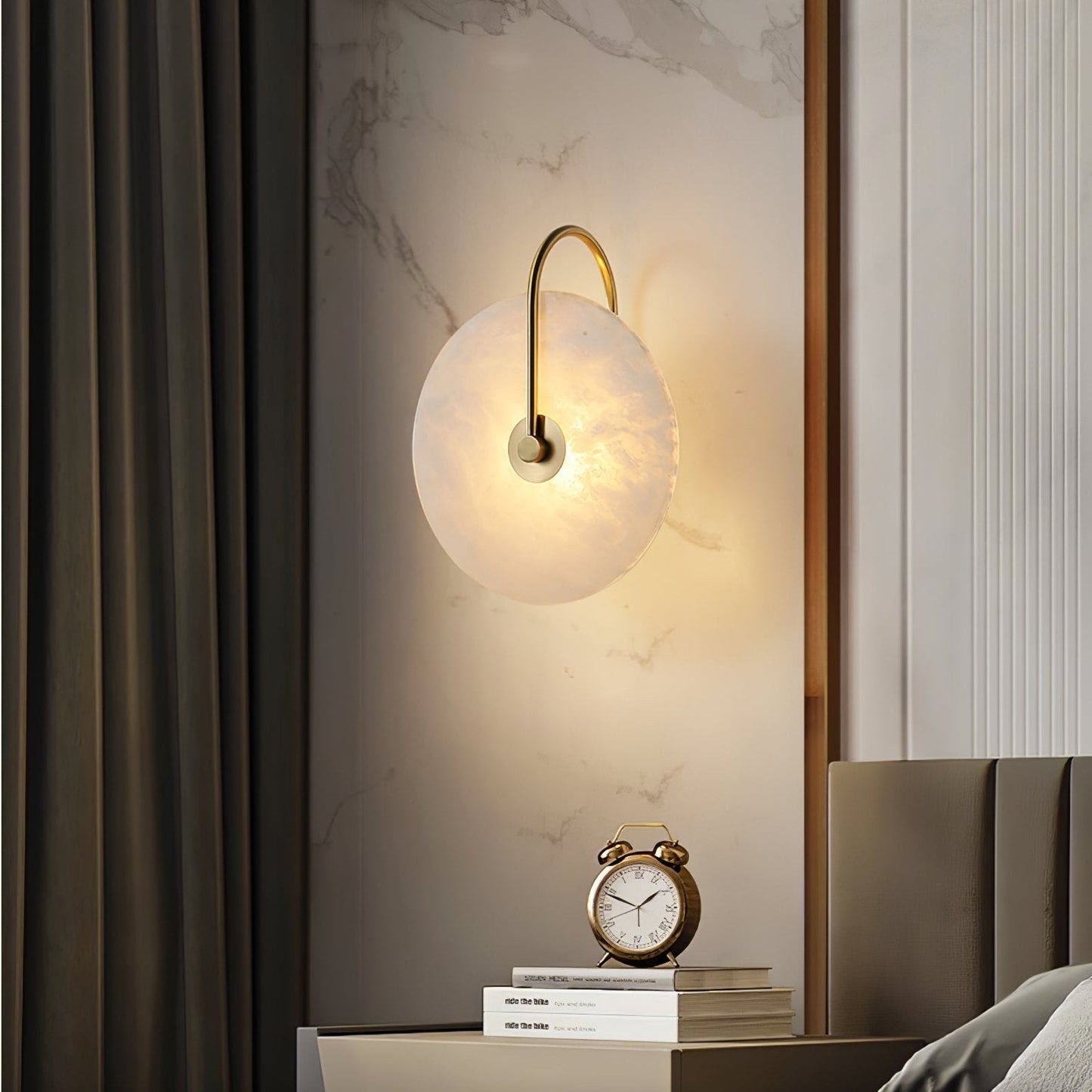 Wandlampe mit Alabasterscheibe und Metallarm | Runde Wandleuchte mit LED-Licht