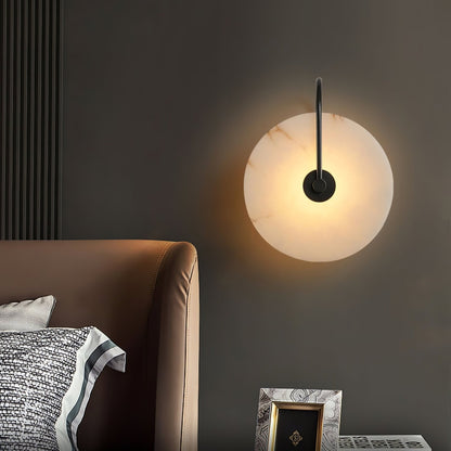 Wandlampe mit Alabasterscheibe und Metallarm | Runde Wandleuchte mit LED-Licht