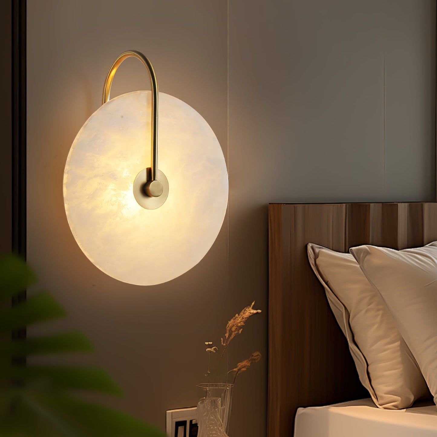 Wandlampe mit Alabasterscheibe und Metallarm | Runde Wandleuchte mit LED-Licht