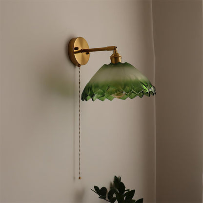 Wandleuchte mit Glasschirm und Zugkette | Schwenkbarer Arm in Messingoptik mit texturiertem Glas