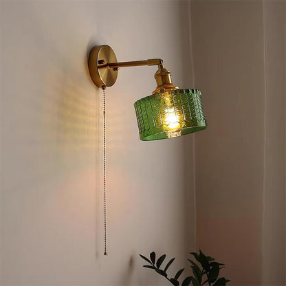 Wandleuchte mit Glasschirm und Zugkette | Schwenkbarer Arm in Messingoptik mit texturiertem Glas