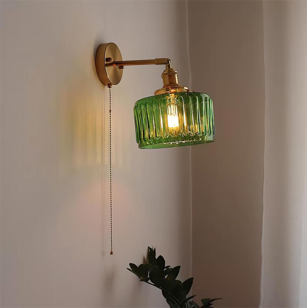 Wandleuchte mit Glasschirm und Zugkette | Schwenkbarer Arm in Messingoptik mit texturiertem Glas