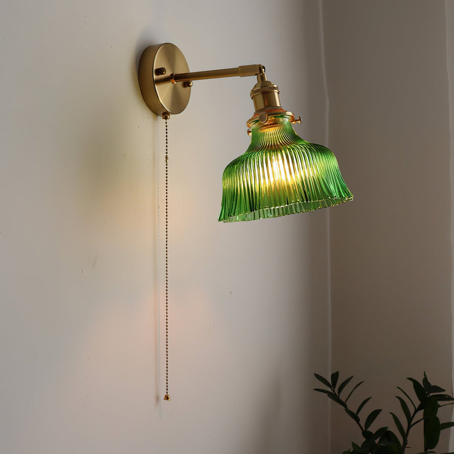 Wandleuchte mit Glasschirm und Zugkette | Schwenkbarer Arm in Messingoptik mit texturiertem Glas