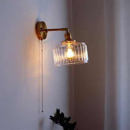 Wandleuchte mit Glasschirm und Zugkette | Schwenkbarer Arm in Messingoptik mit texturiertem Glas