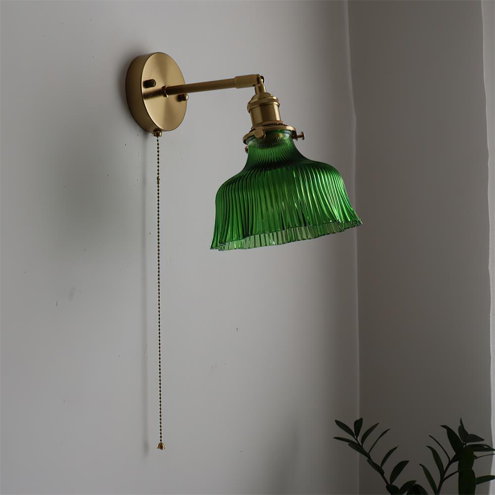 Wandleuchte mit Glasschirm und Zugkette | Schwenkbarer Arm in Messingoptik mit texturiertem Glas