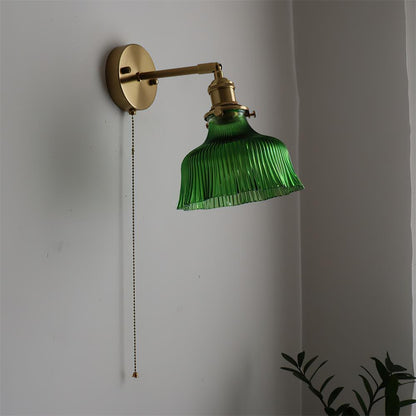 Wandleuchte mit Glasschirm und Zugkette | Schwenkbarer Arm in Messingoptik mit texturiertem Glas