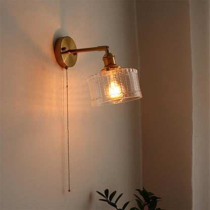 Wandleuchte mit Glasschirm und Zugkette | Schwenkbarer Arm in Messingoptik mit texturiertem Glas