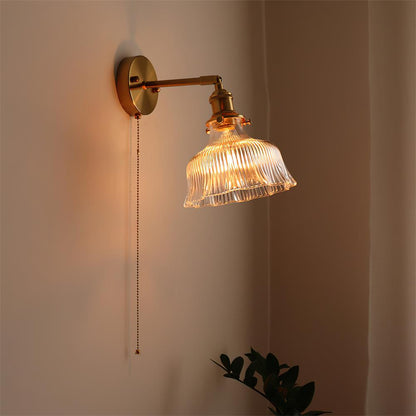 Wandleuchte mit Glasschirm und Zugkette | Schwenkbarer Arm in Messingoptik mit texturiertem Glas