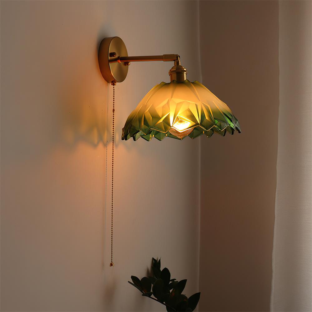 Wandleuchte mit Glasschirm und Zugkette | Schwenkbarer Arm in Messingoptik mit texturiertem Glas