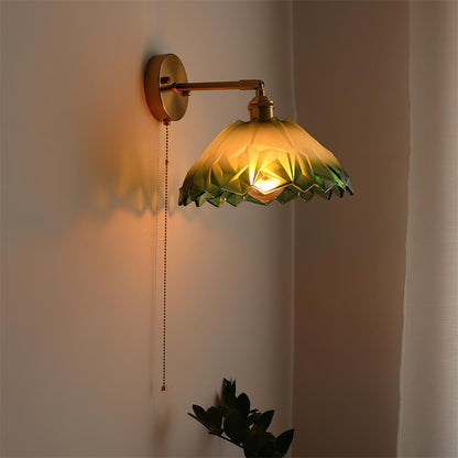 Wandleuchte mit Glasschirm und Zugkette | Schwenkbarer Arm in Messingoptik mit texturiertem Glas