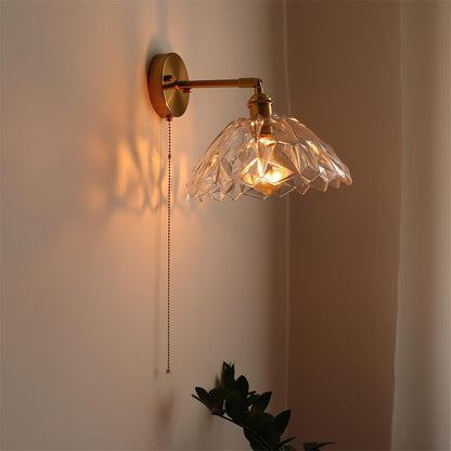 Wandleuchte mit Glasschirm und Zugkette | Schwenkbarer Arm in Messingoptik mit texturiertem Glas