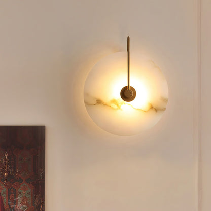 Wandlampe mit Alabasterscheibe und Metallarm | Runde Wandleuchte mit LED-Licht