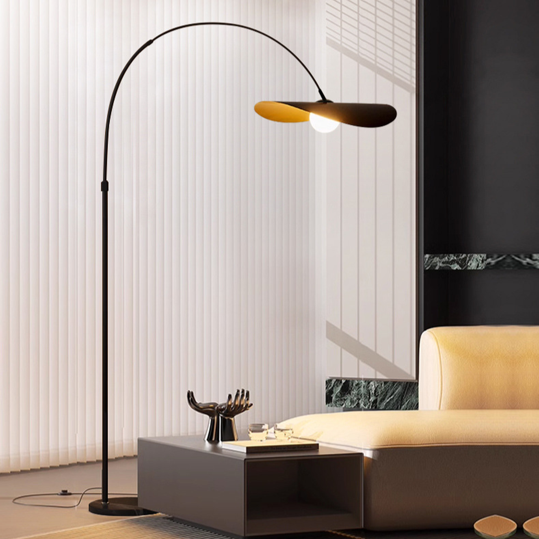 Bogenlampe mit ovalem Schirm