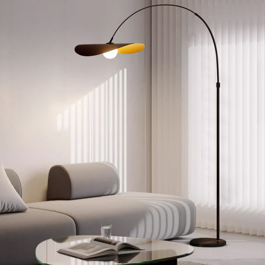 Bogenlampe mit ovalem Schirm