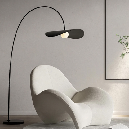 Bogenlampe mit ovalem Schirm