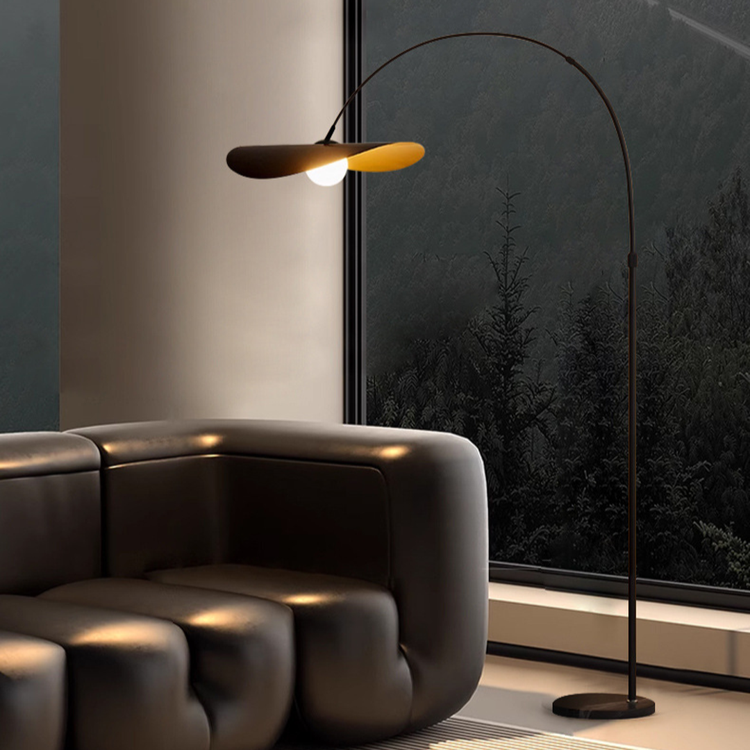 Bogenlampe mit ovalem Schirm