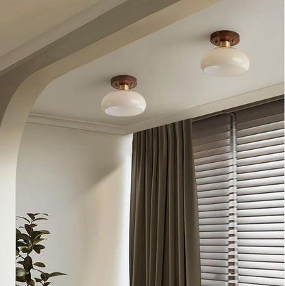 Deckenlampe mit rundem Glasschirm