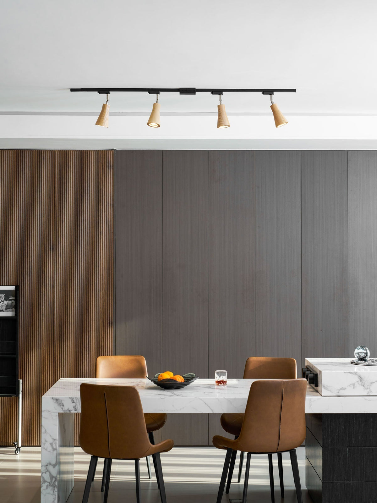 Deckenlampe mit Holz-Spots