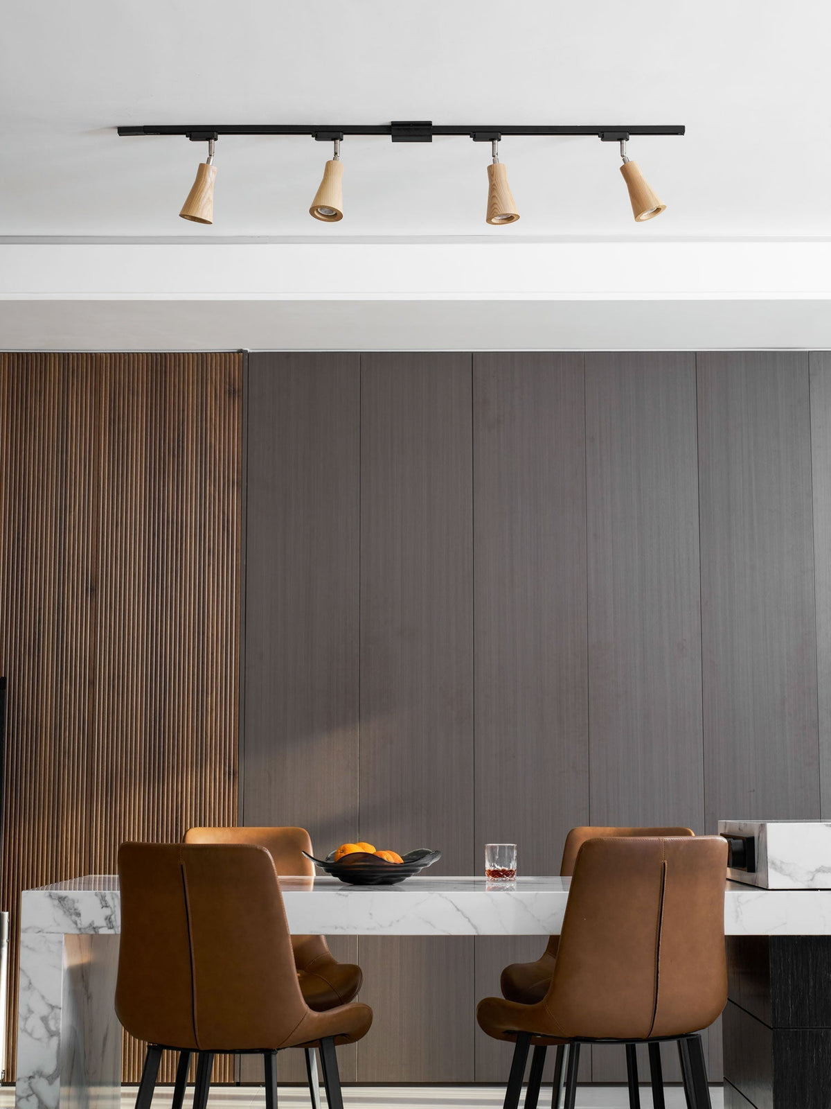 Deckenlampe mit Holz-Spots